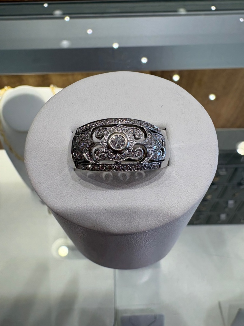 Gorgeous 18k LeVian Diamond ring size 13.